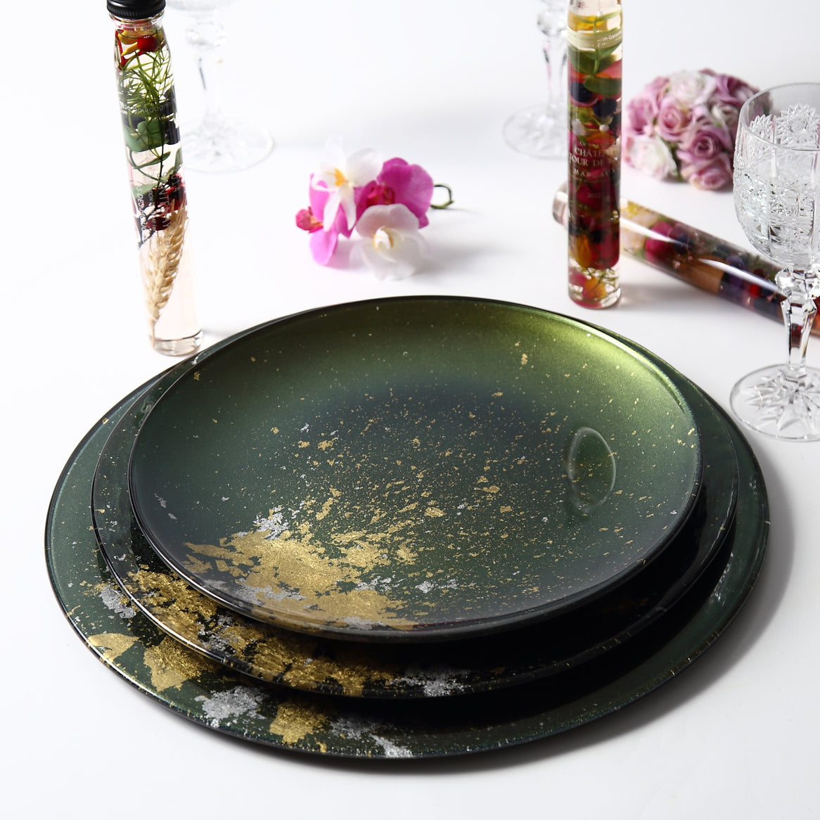 Syosaku Japanese Urushi Glass Dinner Plate 12.5-inch (32cm) Majestic Green with Gold Leaf, Dishwasher Safe - Syosaku-Japan